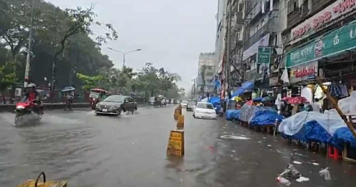 দিনভর বৃষ্টিতে সড়কে জলাবদ্ধতা, ভোগান্তিতে নগরবাসী