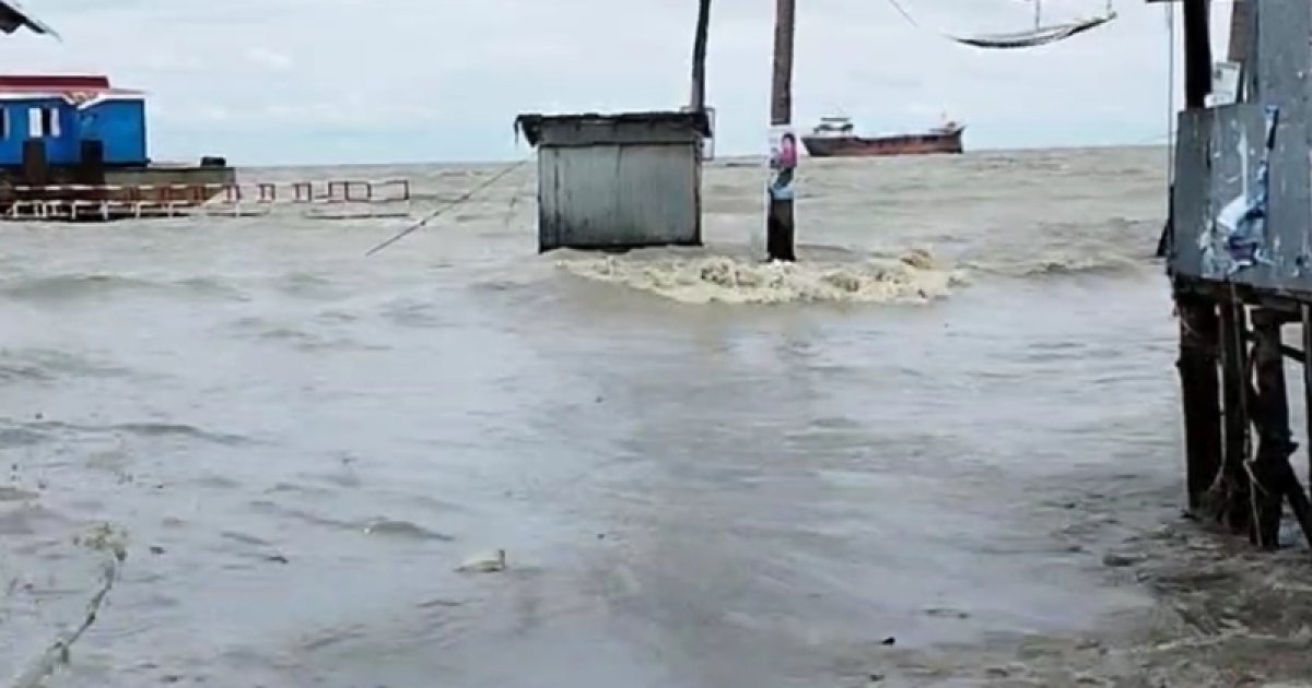 ঘূর্ণিঝড় আতঙ্কে নোয়াখালী উপকূলের মানুষ, অধিকাংশ চরে নেই বাঁধ
