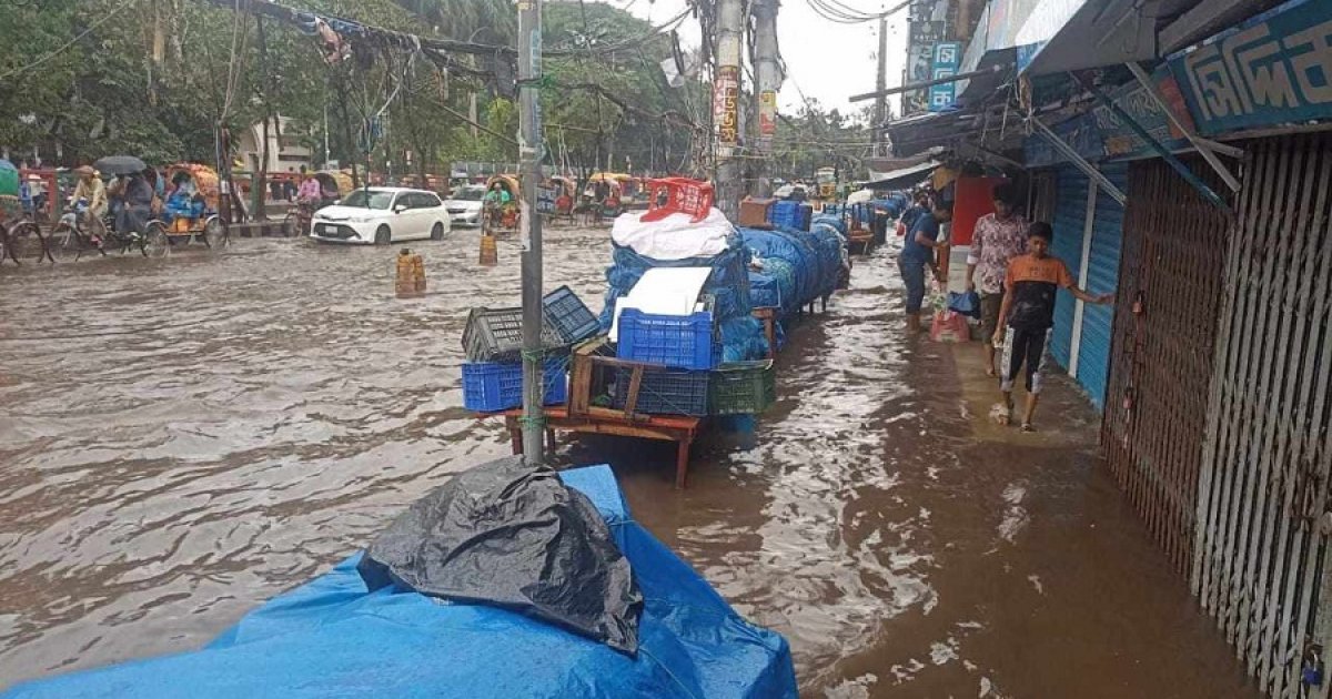 টানা বৃষ্টিতে প্লাবিত নিউমার্কেট এলাকা