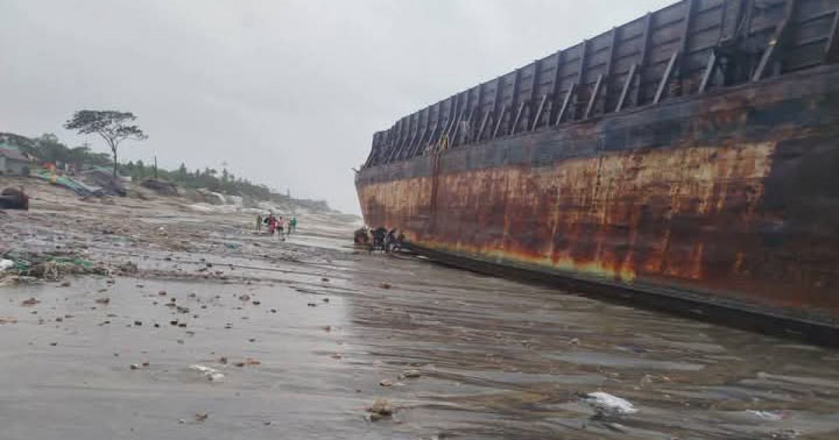 চট্টগ্রামে ঝোড়ো হাওয়ায় তীরে আটকে গেলো ৪ জাহাজ