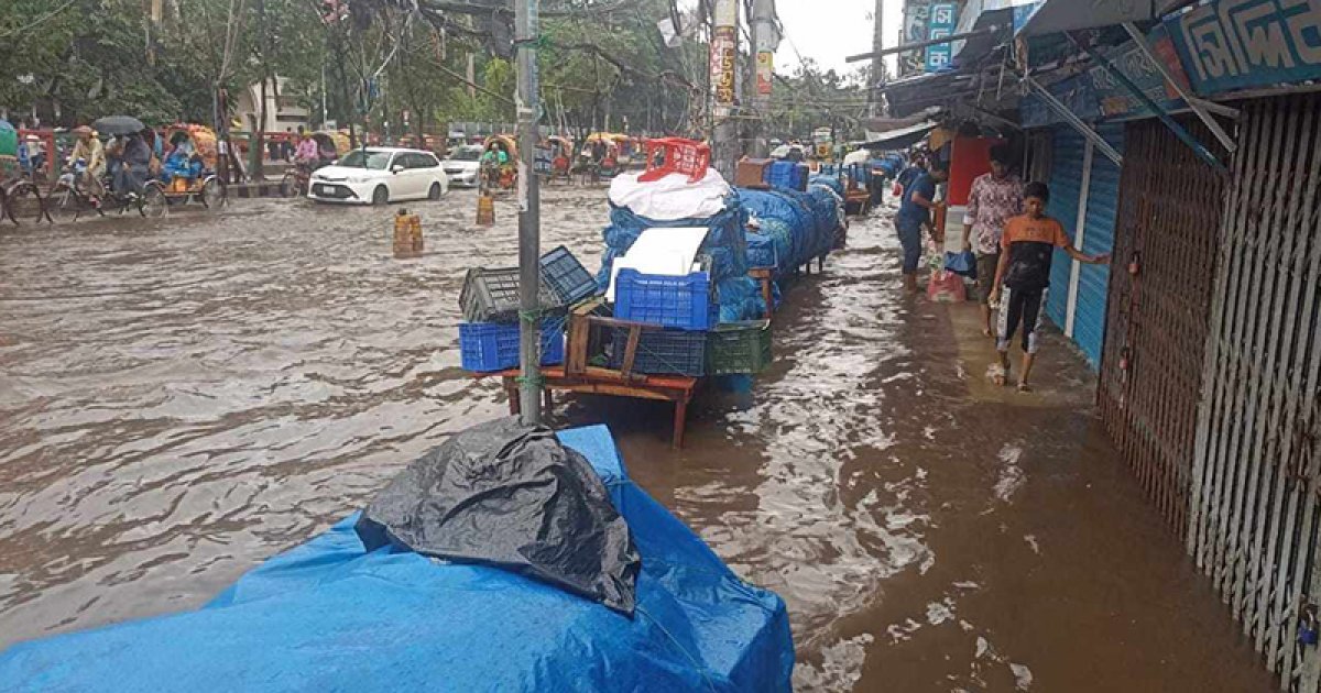 রাজধানীতে তীব্র জলাবদ্ধতা, বৃষ্টিতে তলিয়ে গেছে বিভিন্ন সড়ক
