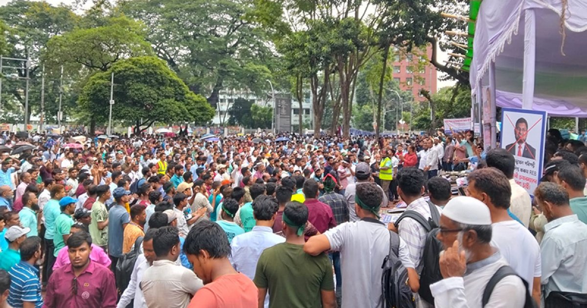 শহীদ মিনারে ১১তম দিনের মতো পবিস শ্রমিকদের অবস্থান