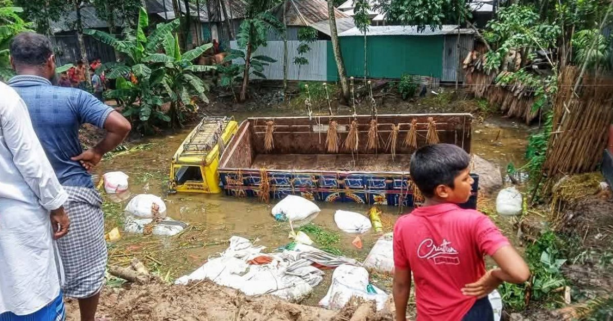 অটোরিকশাকে সাইড দিতে গিয়ে গরুবোঝাই ট্রাক খাদে, দুই ব্যবসায়ী নিহত