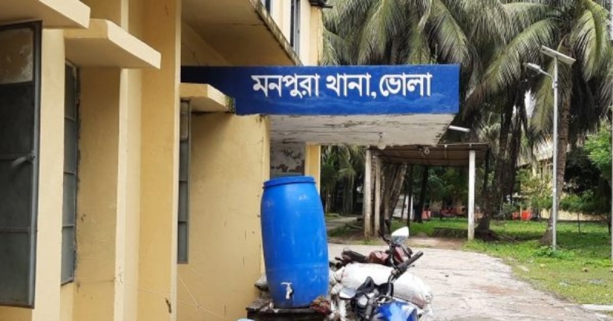 বেড়িবাঁধের নিচে বালিতে চাপা পড়া অবস্থায় শিশুর মরদেহ উদ্ধার