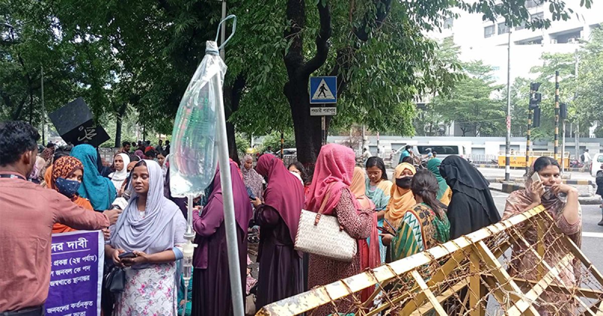 দাবি আদায় না হওয়া পর্যন্ত যমুনার সামনে অবস্থানের ঘোষণা ‘তথ্য আপা’ কর্মীদের