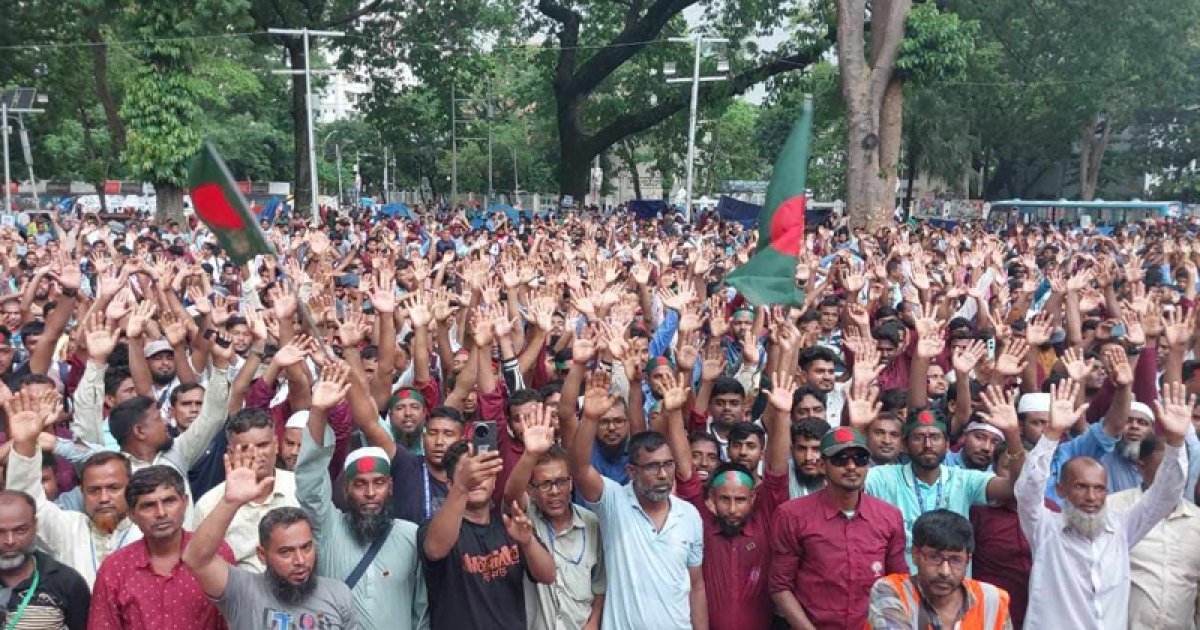 ১২ দিনের অবস্থানেও দাবি পূরণ হয়নি পল্লী বিদ্যুৎ শ্রমিকদের