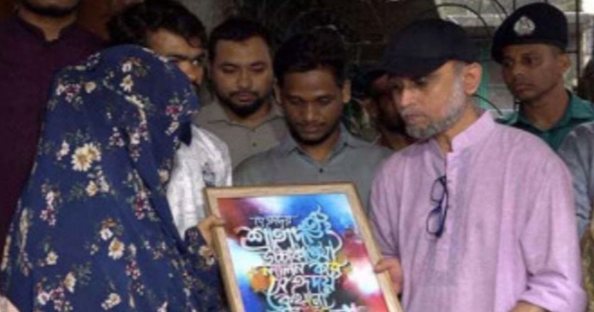 জুলাই অভ্যুত্থানে শহীদদের ব্যবহৃত জিনিসপত্র সংগ্রহ করলেন উপদেষ্টা
