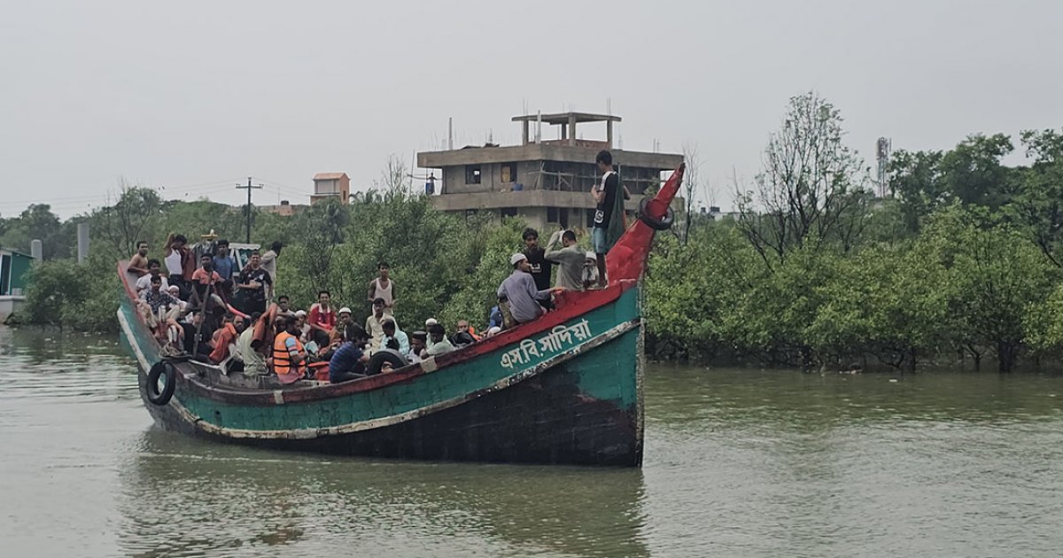 টেকনাফ-সেন্টমার্টিন নৌযান চলাচল শুরু, দ্বীপে যাচ্ছে নিত্যপণ্য