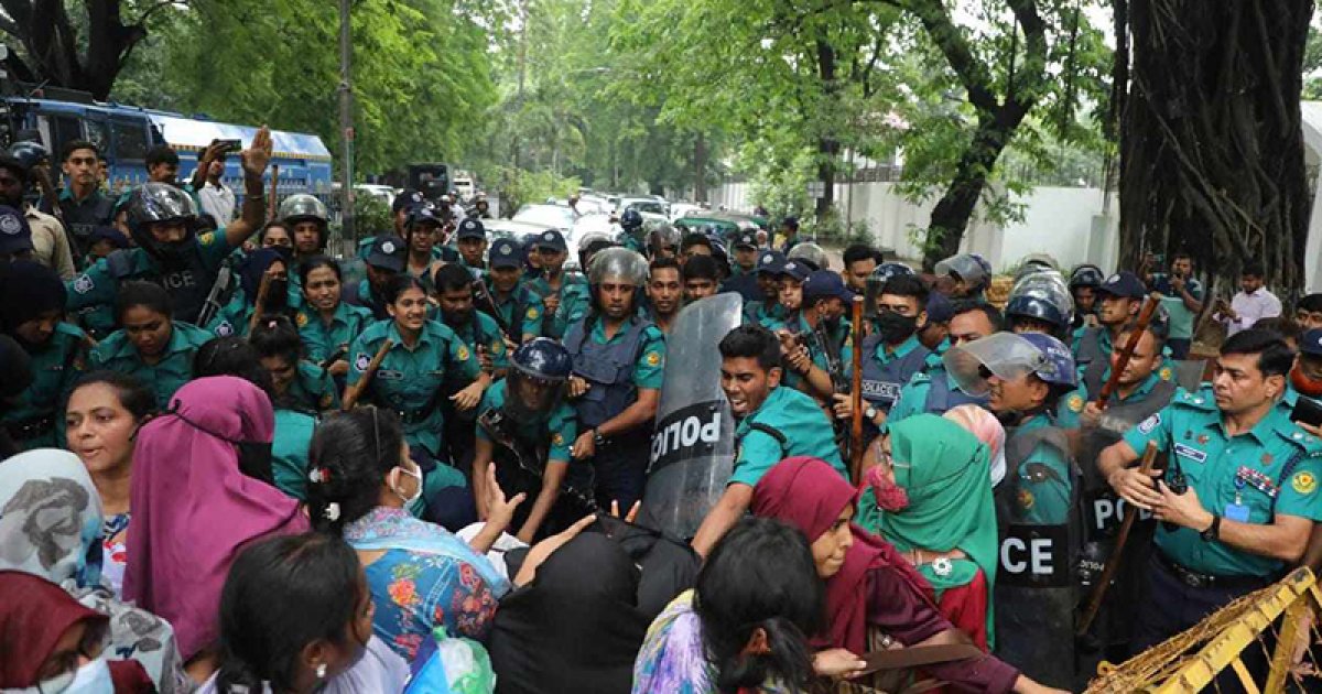 যমুনা অভিমুখে ‘তথ্য আপা’ প্রকল্পের কর্মীদের মিছিলে পুলিশের বাধা