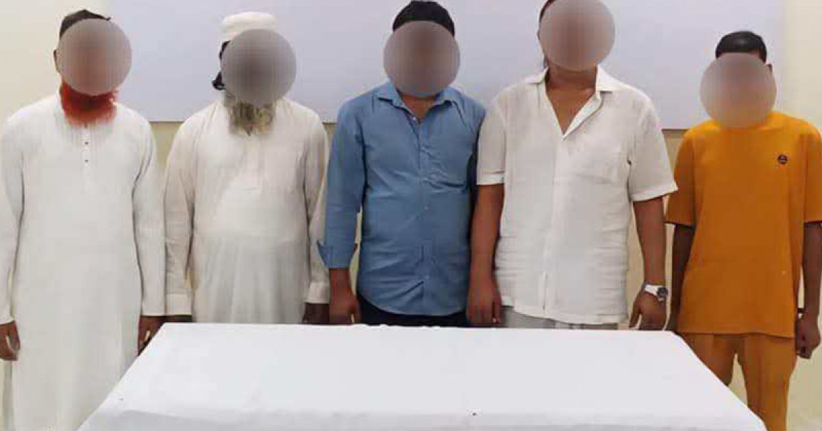 অতিরিক্ত ভাড়া আদায় ও পশুর হাটে চাঁদাবাজি: সেনাবাহিনীর হাতে আটক ৭