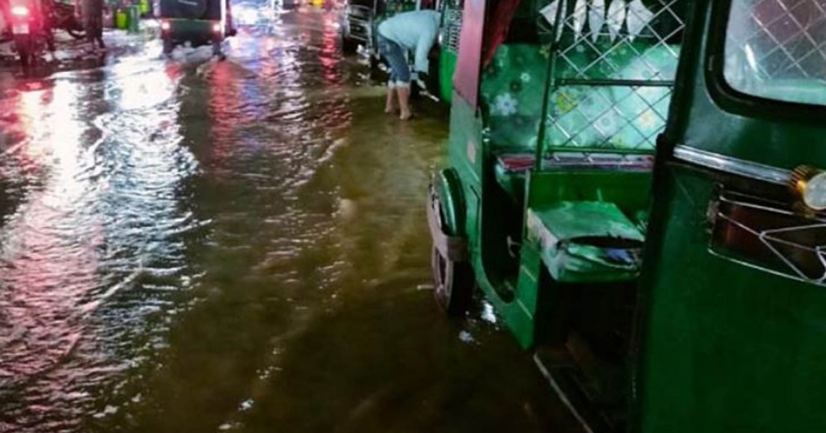 ফেনীর মুহুরী ও সিলোনিয়া নদীর বেড়িবাঁধে ফাটল, বন্যা আতঙ্কে মানুষজন