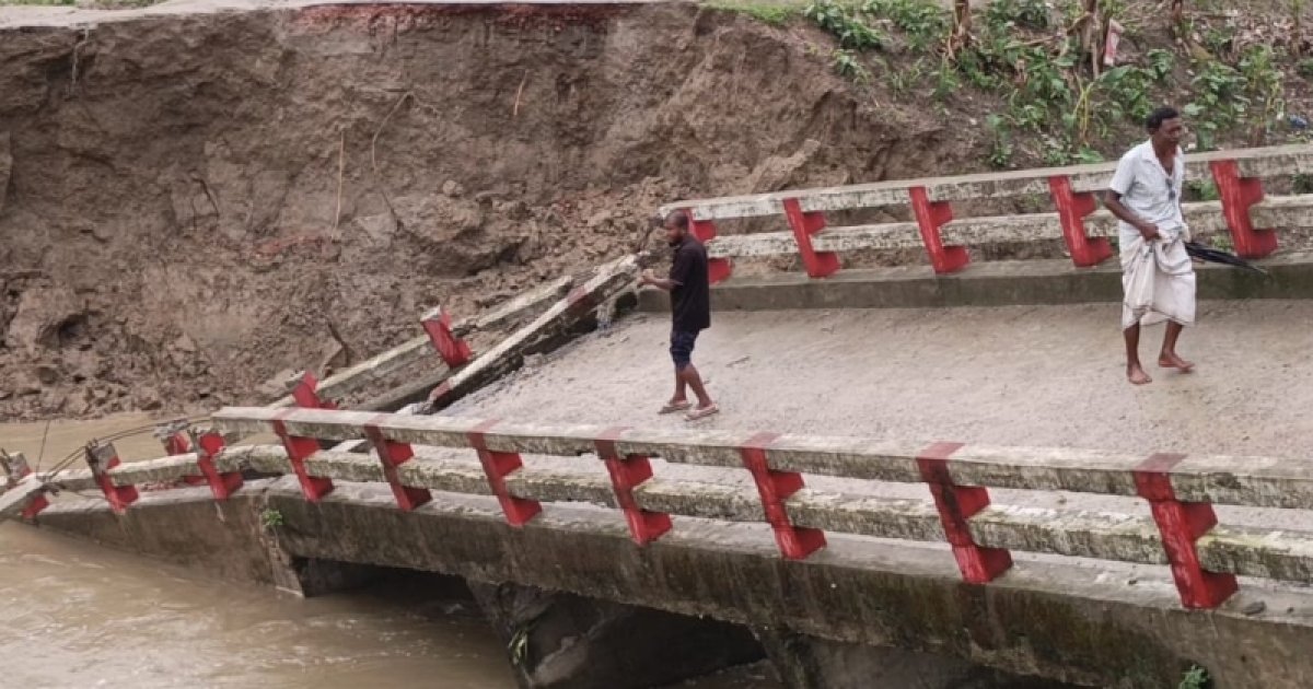 ধসে পড়েছে ব্রিজ, দুর্ভোগে অর্ধ লাখ মানুষ