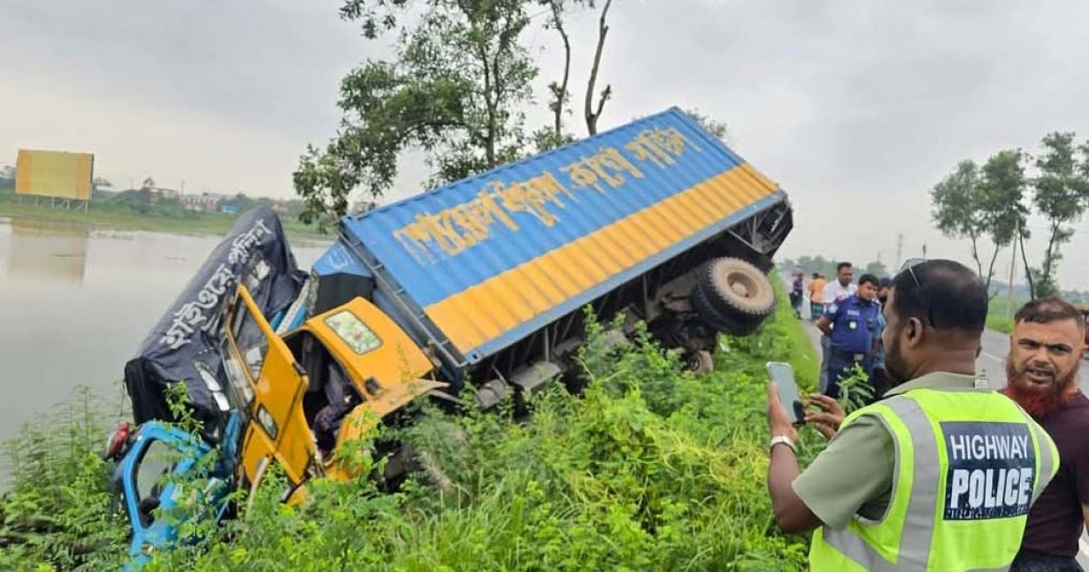 উদ্ধার কাজে আসা পুলিশের ভ্যানে কাভার্ডভ্যানের ধাক্কা, ৪ গাড়ি খাদে