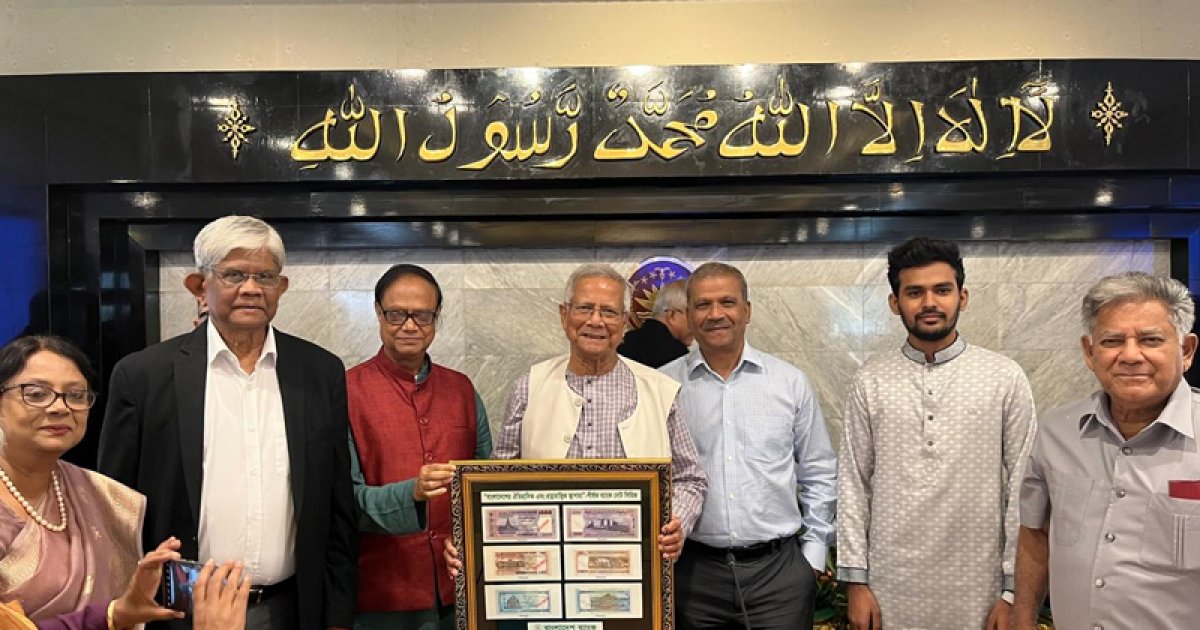 প্রধান উপদেষ্টার কাছে ৬টি নতুন নোটের ছবি হস্তান্তর