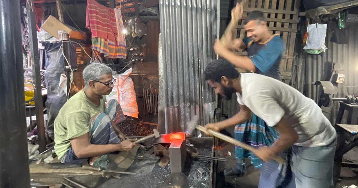 টুংটাং শব্দে সরব কামারপাড়া