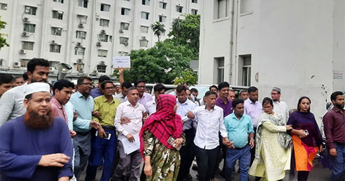 সচিবালয়ে কর্মচারীদের বিক্ষোভ: কর্মবিরতিই নয়, আসতে পারে অবস্থান কর্মসূচিও