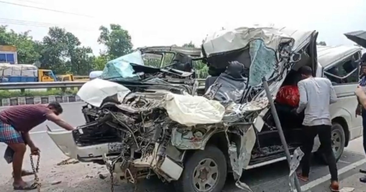 দাঁড়িয়ে থাকা ট্রাকের পেছনে মাইক্রোবাসের ধাক্কা, দুই ছেলেসহ বাবা নিহত