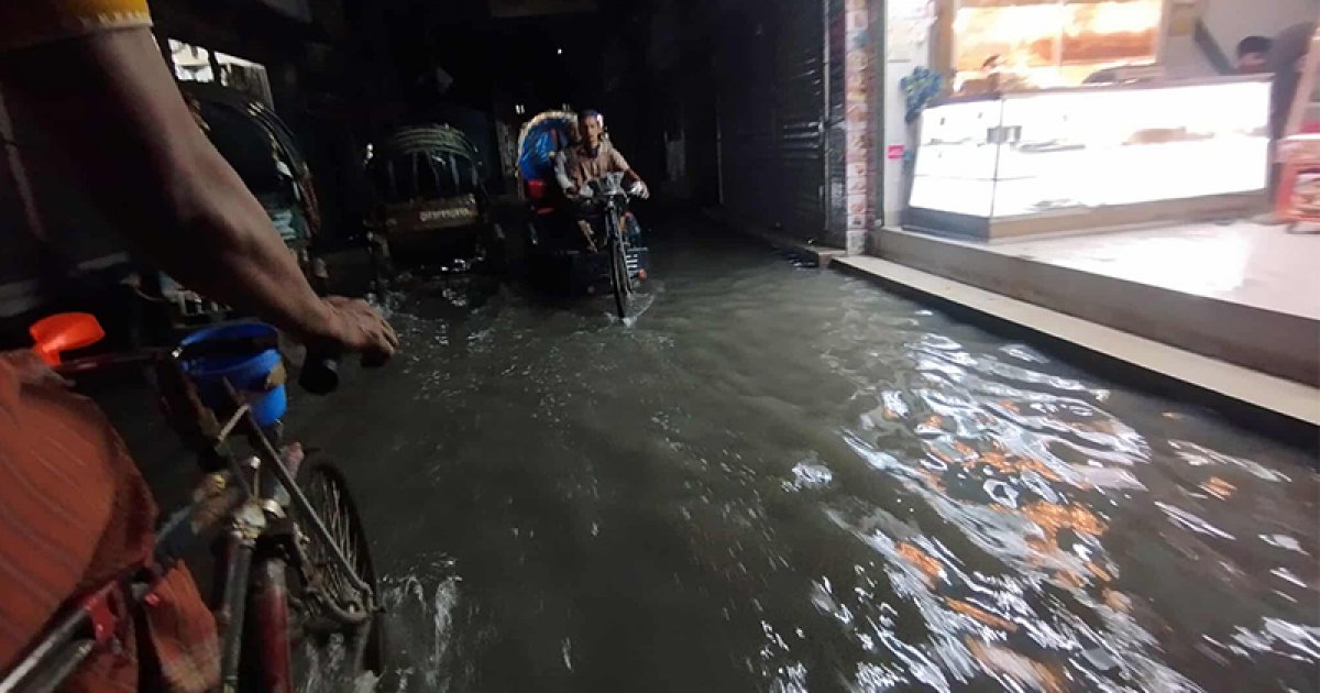 এখনও জলাবদ্ধ বংশালের বিভিন্ন এলাকা