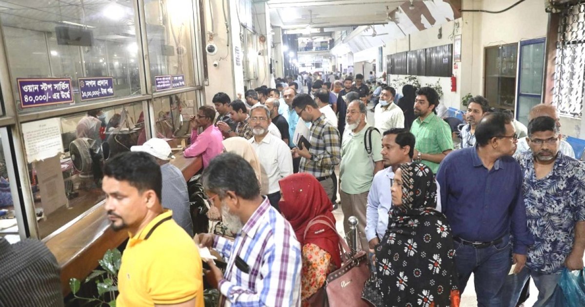 ঈদের আগে গ্রাহকদের টাকা তোলার ভিড়