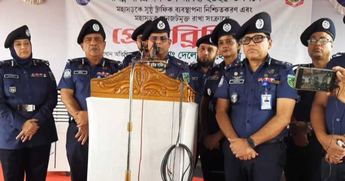 যানজট নিরসনে মহাসড়কে কাজ করছেন ৪ হাজার পুলিশ সদস্য