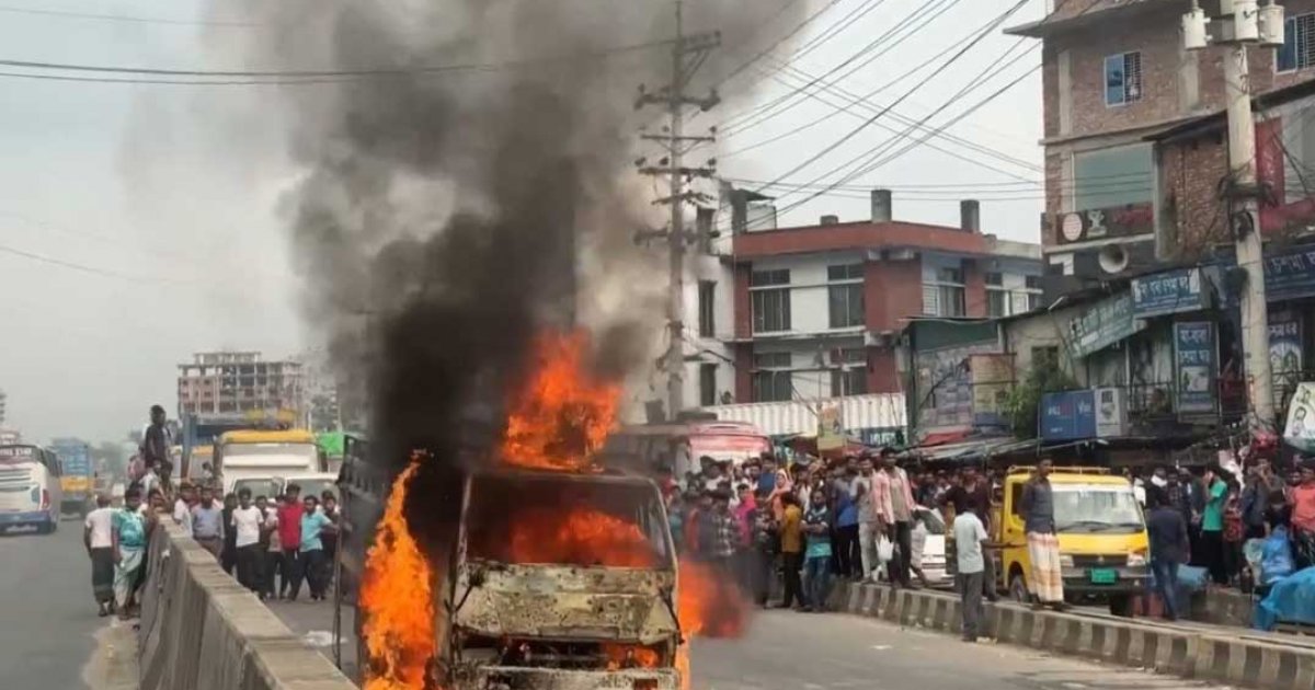 কালিয়াকৈরে ঢাকা-টাঙ্গাইল মহাসড়কে চলন্ত ট্রাকে আগুন