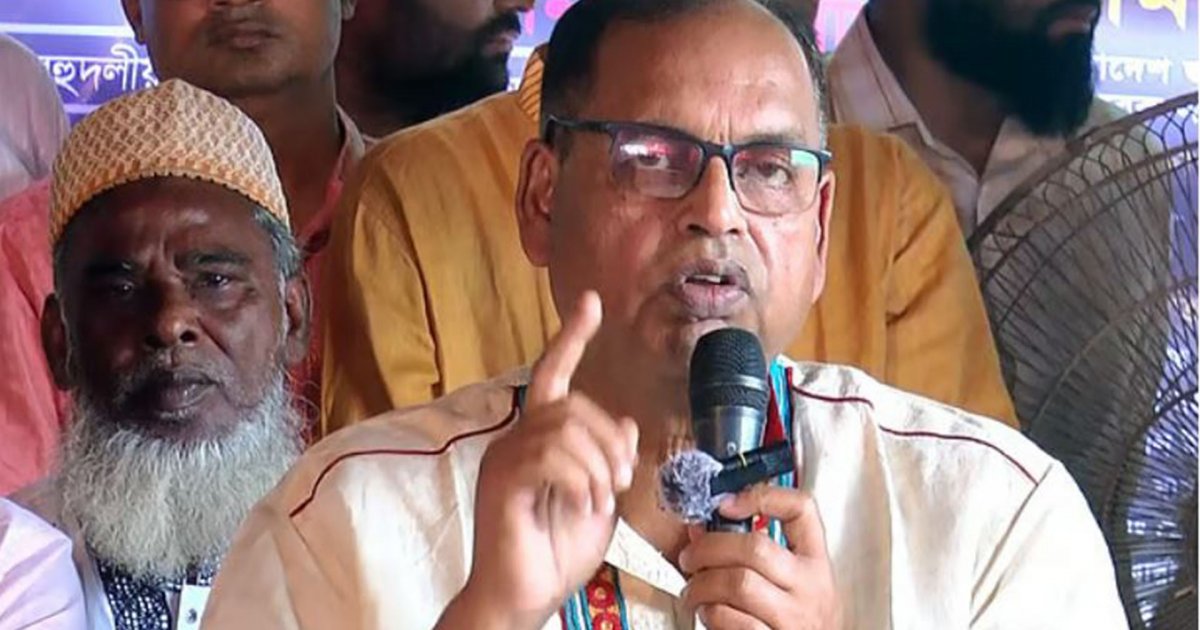 আমরা সরকারের সাথে আছি, ভুল পথে যাতে না যায় সেজন্য সমালোচনা করি: দুদু