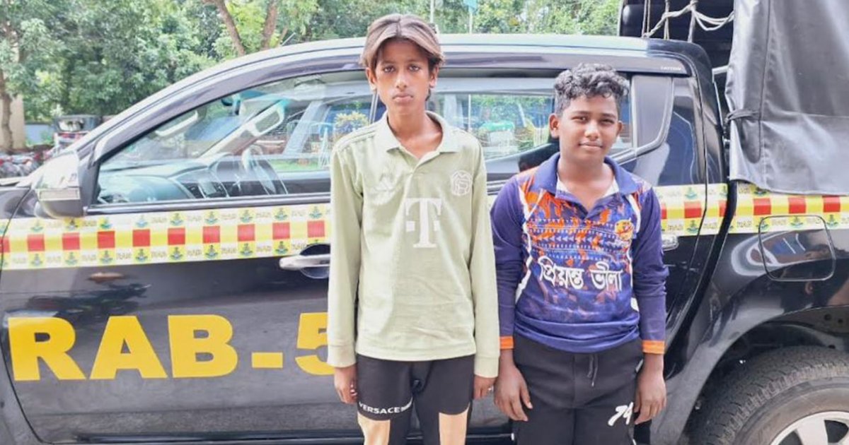 রাজশাহীতে গরুর হাট থেকে ছুরিসহ দুই ছিনতাইকারী গ্রেফতার