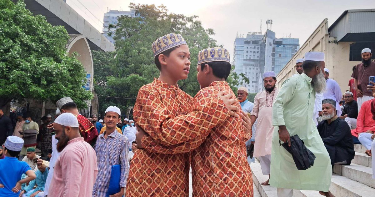 বায়তুল মোকাররমে ঈদের প্রথম জামাতে মুসল্লিদের ঢল