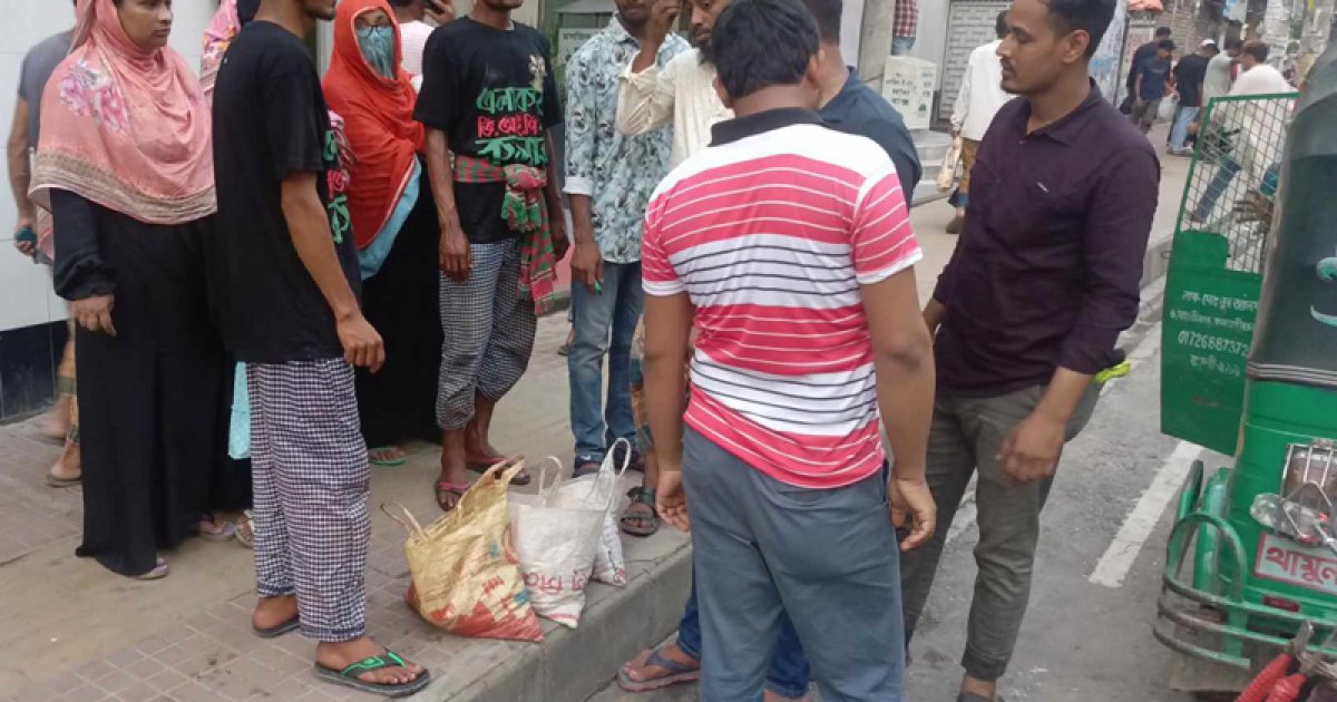দিনের শেষে ‘কোরবানির মাংসের হাটে’ ভিড়