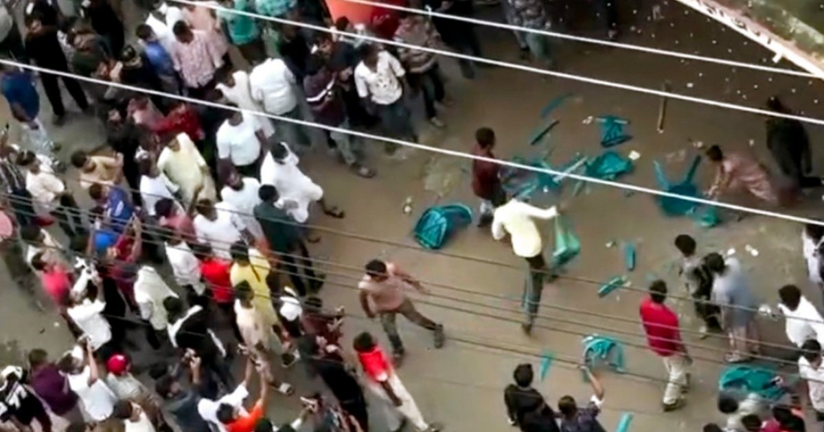 শাকিব খানের ‘তাণ্ডব’ চলাকালে কারিগরি ত্রুটি, ছায়াবাণী হলে ভাঙচুর-লুট