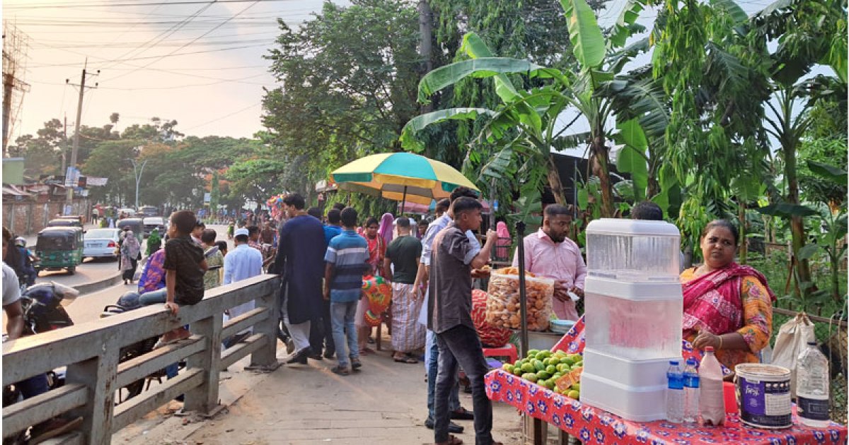 হাতিরঝিলে বিনোদনপ্রেমী মানুষের ভিড়