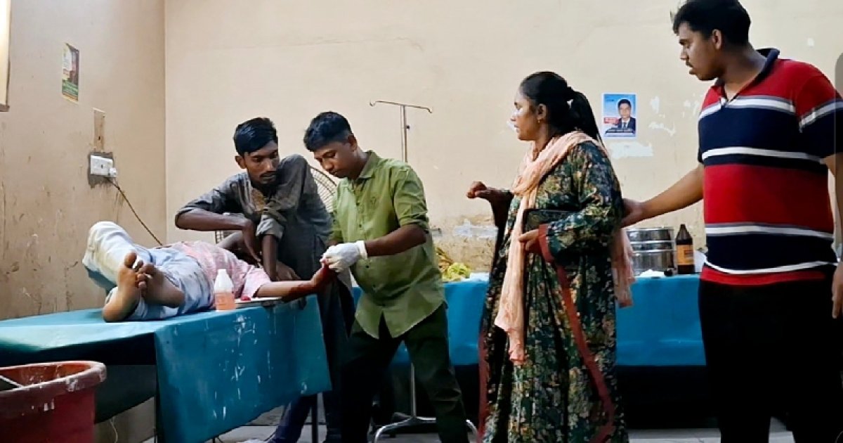 ঈদের ছুটিতে চিকিৎসকরা, রোগীর সেলাই-ড্রেসিং করছেন ওয়ার্ড বয়