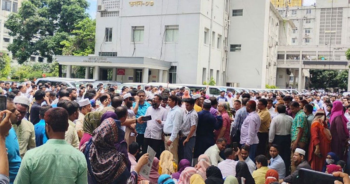 ঈদের ছুটি শেষে প্রশাসনে কর্মপরিবেশ ফিরিয়ে আনা বড় চ্যালেঞ্জ