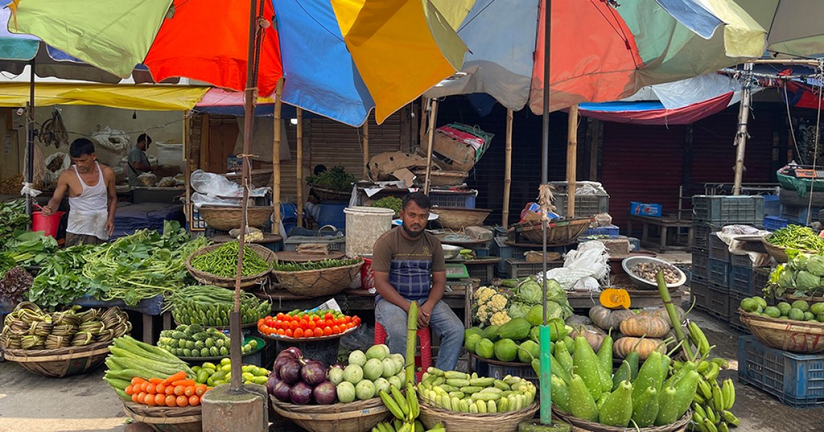 ক্রেতাশূন্য বাজারে সবজি ও মাংসের চড়া দাম