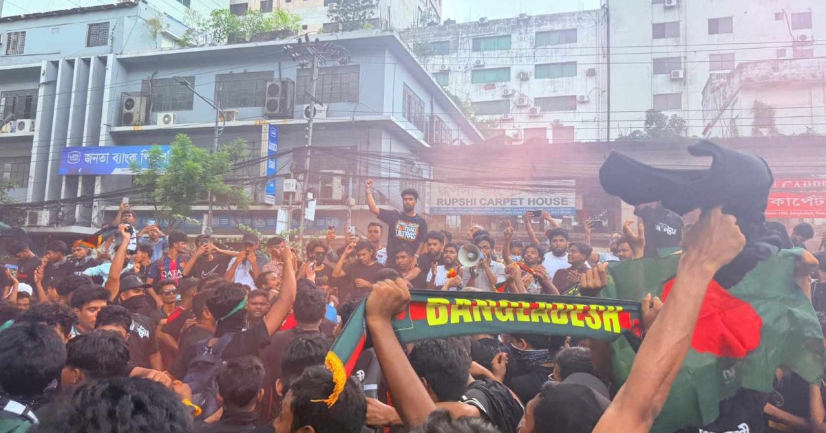 ফুটবলের জন্য এমন ঢল কবে দেখা গেছে...