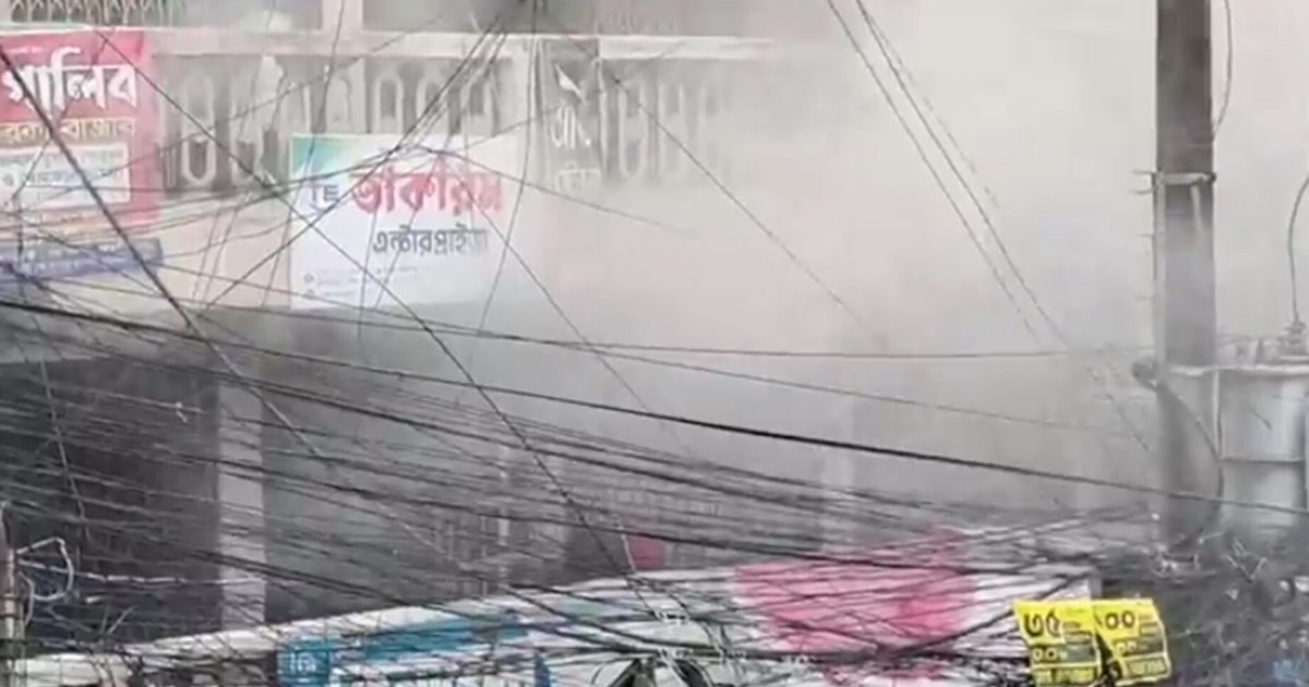 চট্টগ্রামে নিউমার্কেট এলাকায় দোকানে আগুন