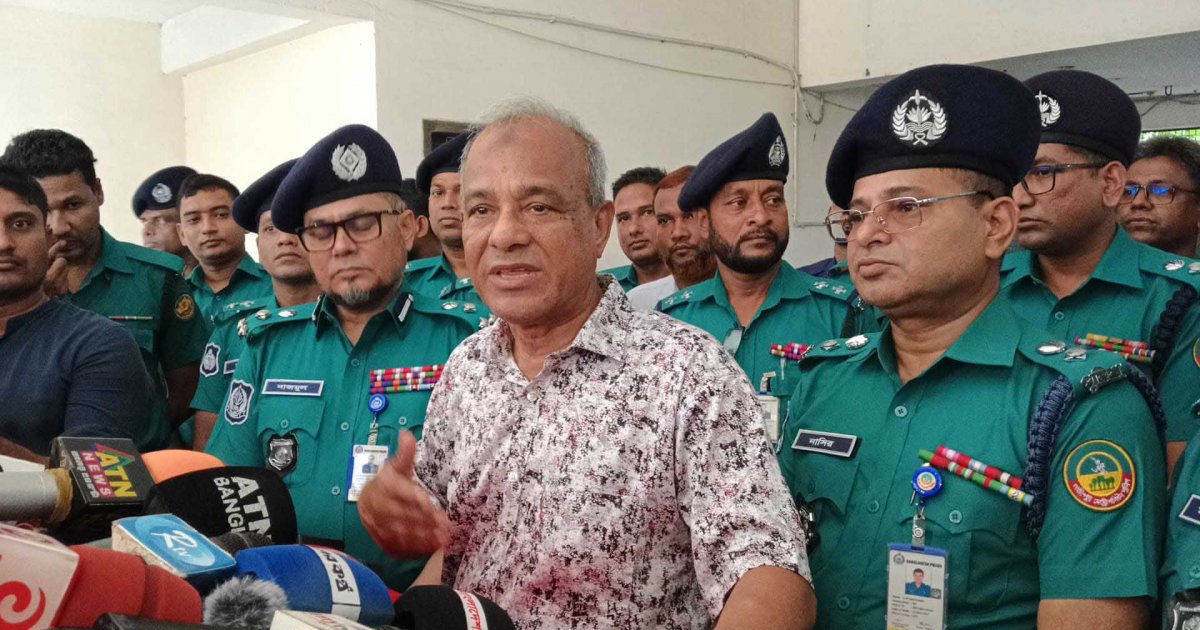 দুর্নীতি নিয়ন্ত্রণে সাংবাদিকদের সহযোগিতা চাইলেন স্বরাষ্ট্র উপদেষ্টা