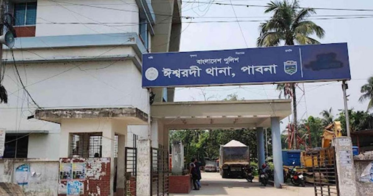 ঈশ্বরদীতে কাভার্ডভ্যানের চাপায় মা-মেয়েসহ নিহত ৩