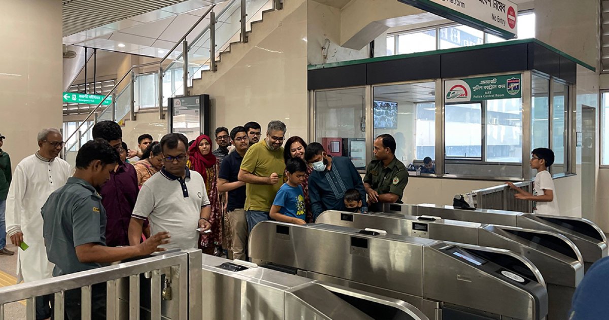নির্দেশনার পরও মাস্ক পরছেন না মেট্রোরেলের বেশিরভাগ যাত্রী