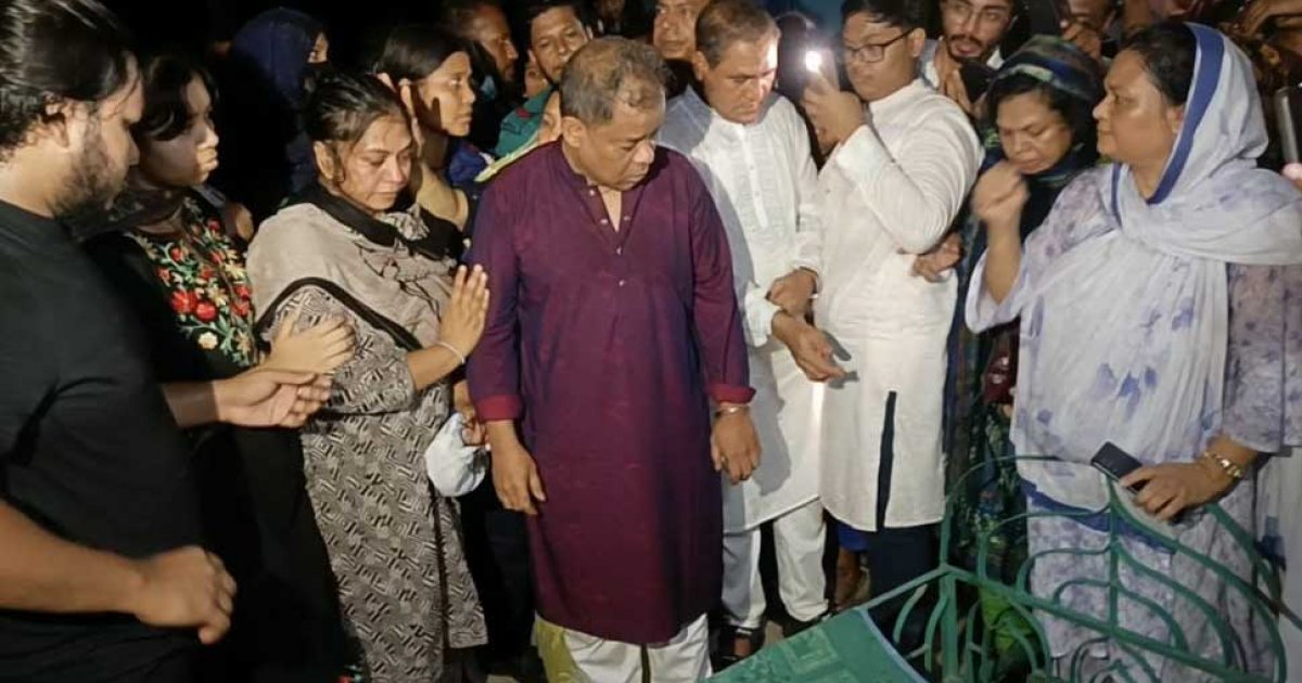 প্যারোলে মুক্তি পেয়ে মায়ের মরদেহের পাশে সাংবাদিক রুপা-শাকিল