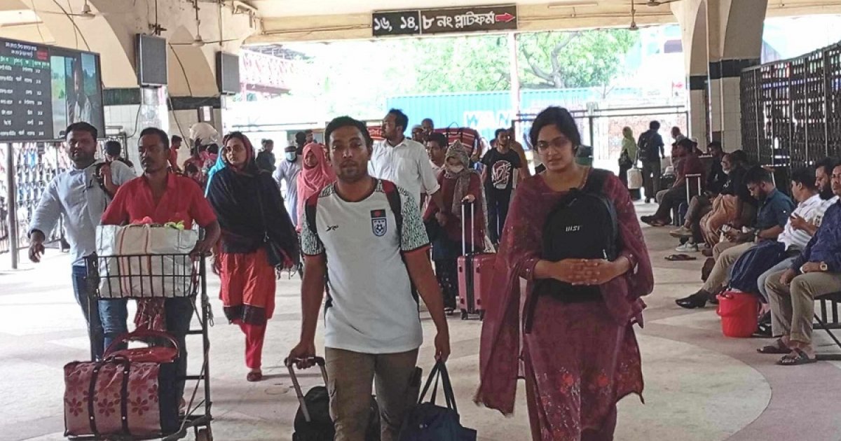 কমলাপুরে ট্রেনে ফিরতি যাত্রীদের ঢল, নেই স্বাস্থ্যবিধির বালাই