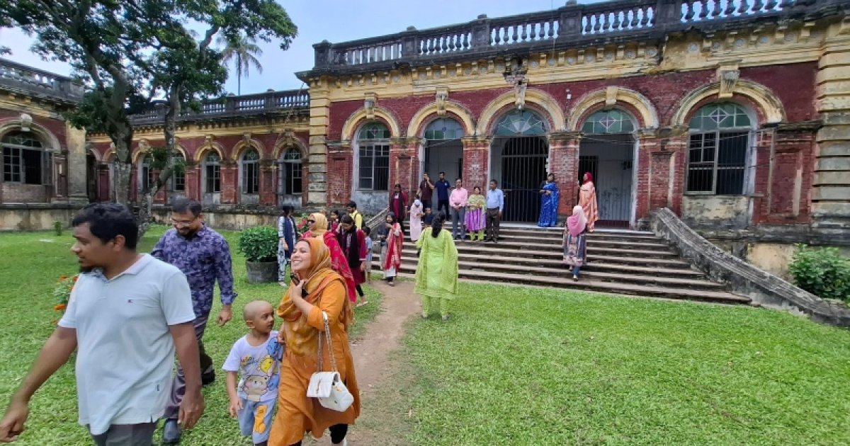 শশীলজ জাদুঘরে দর্শনার্থীদের উপচেপড়া ভিড়