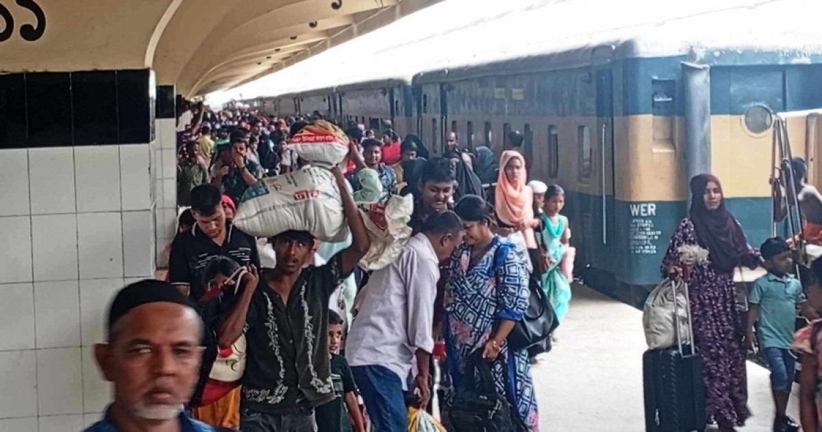 কমলাপুরে উপচে পড়া ভিড়, মাইকিং করেও মাস্ক পরানো যাচ্ছে না