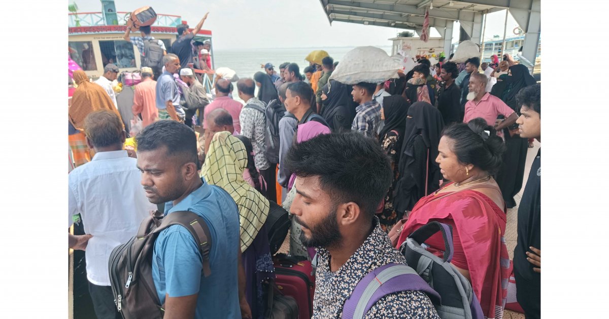 লঞ্চঘাটে কর্মস্থলে ফেরা মানুষের ভিড়