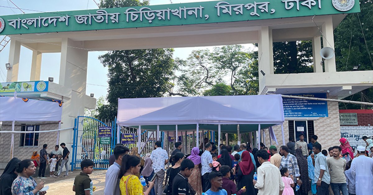 দর্শনার্থীদের পদচারণায় মুখর চিড়িয়াখানা