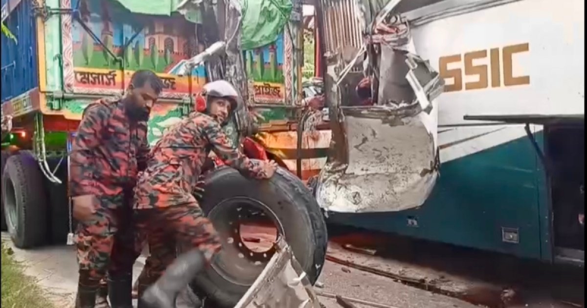 দাঁড়িয়ে থাকা ট্রাকে যাত্রীবাহী বাসের ধাক্কা, নিহত ৫