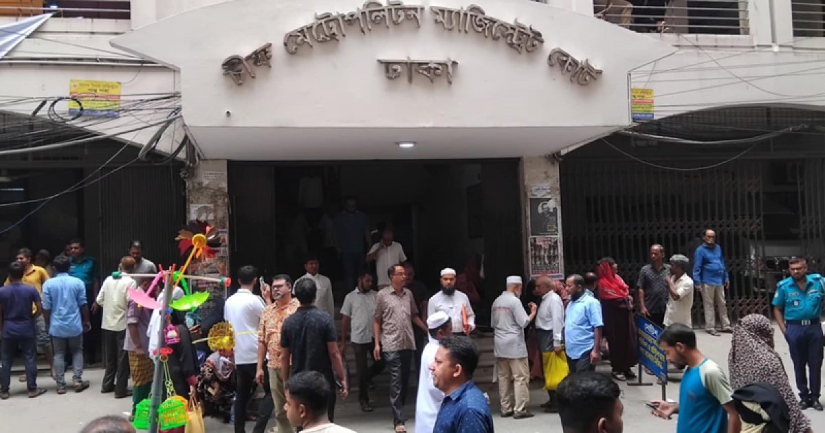 ছুটি কাটিয়ে চেনারূপে ঢাকার নিম্ন আদালত-পাড়া