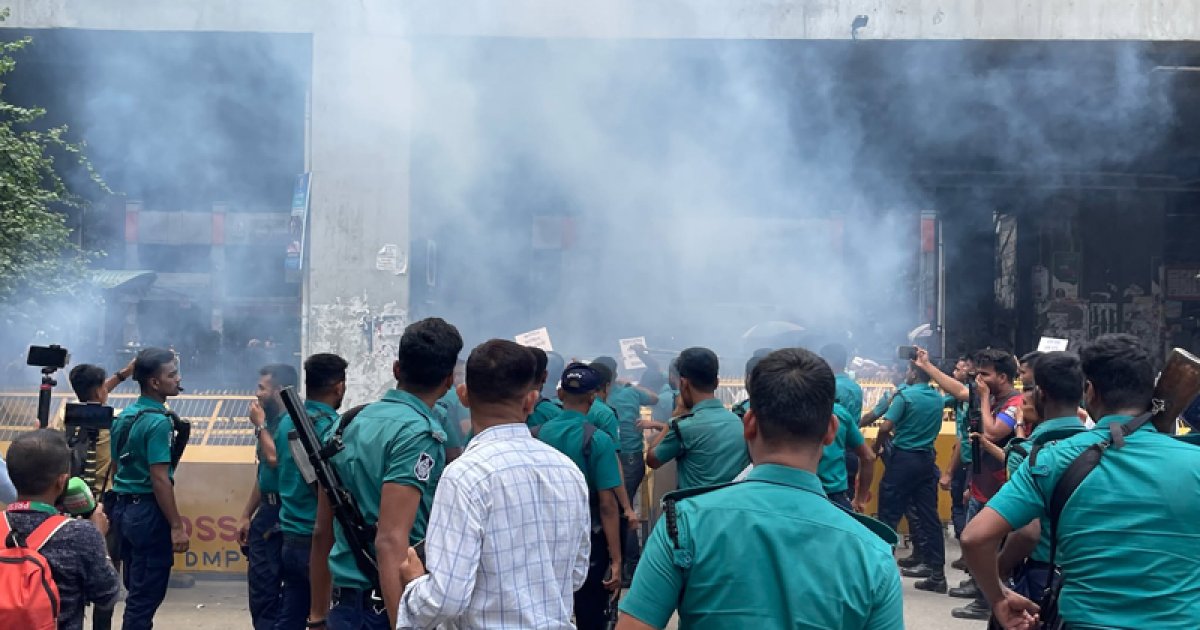 জাতীয় প্রেস ক্লাবের সামনে হঠাৎ উত্তাপ, সাউন্ড গ্রেনেড নিক্ষেপ