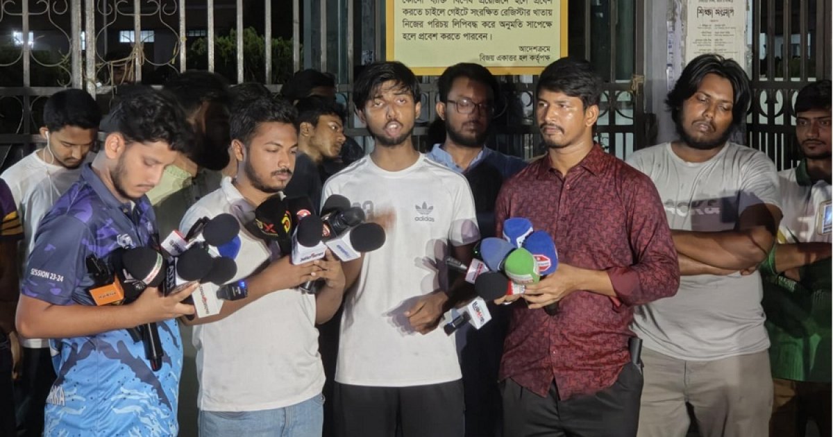 ঢাবিতে ছাত্রলীগের তৎপরতা প্রতিরোধ ও ডাকসুর তফসিল দাবিতে বিক্ষোভ