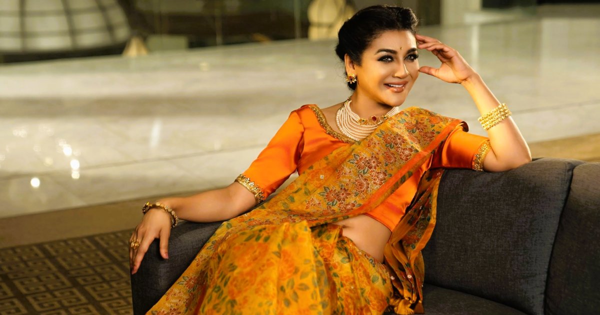 ঢাকা টু কলকাতা: মুখোমুখি দাঁড়িয়ে মুচকি হাসছেন জয়া!